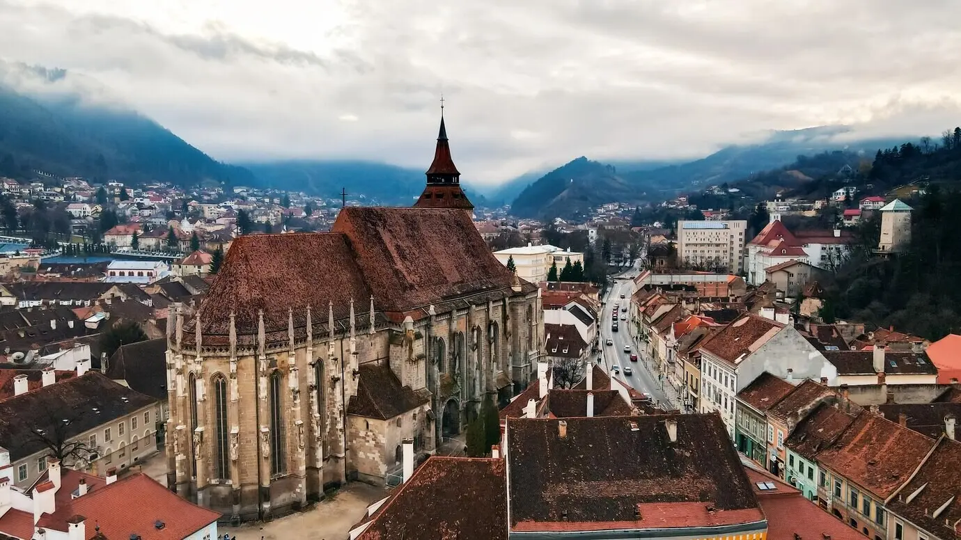 Drohnen-Luftaufnahme der Schwarzen Kirche in Brașov, Rumänien, im Winter.