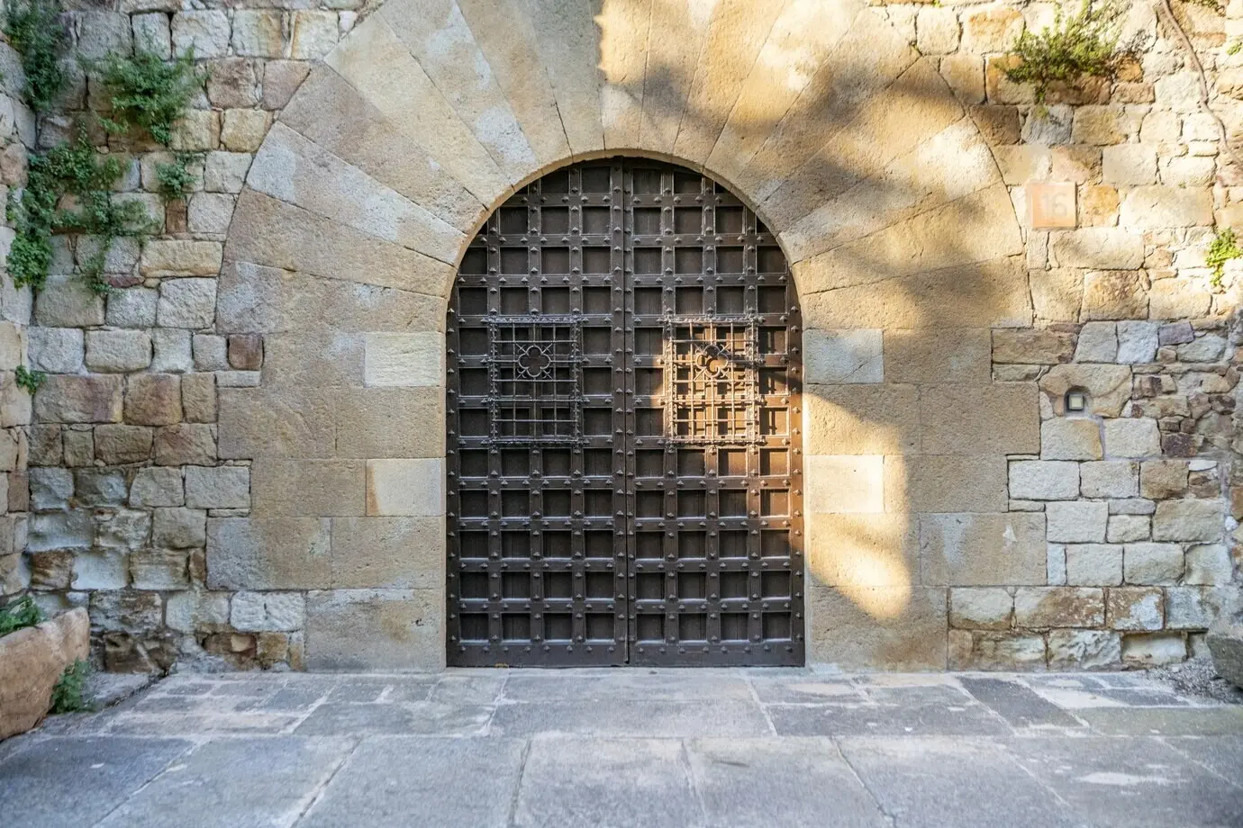 Mittelalterliche Gassen im schönen Dorf Pals im Norden Kataloniens.